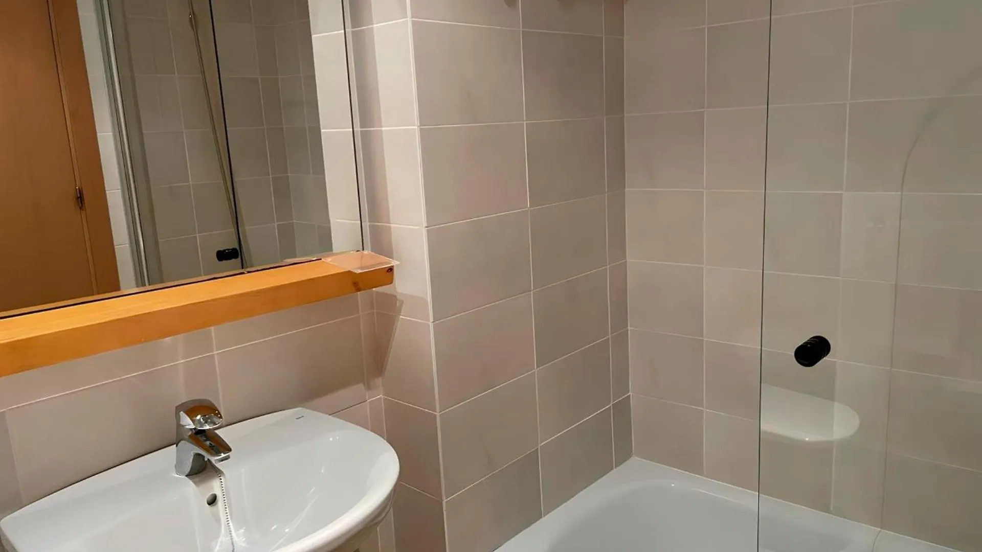 Exclusivo Apartamento Con Piscina En Zona Privada Cerca De La Playa Y Campos De Golf 蓬塔翁布里亚 0*,  西班牙